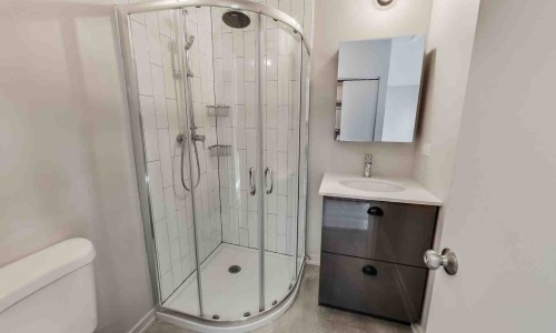 walk in shower - apartments with walk in showers