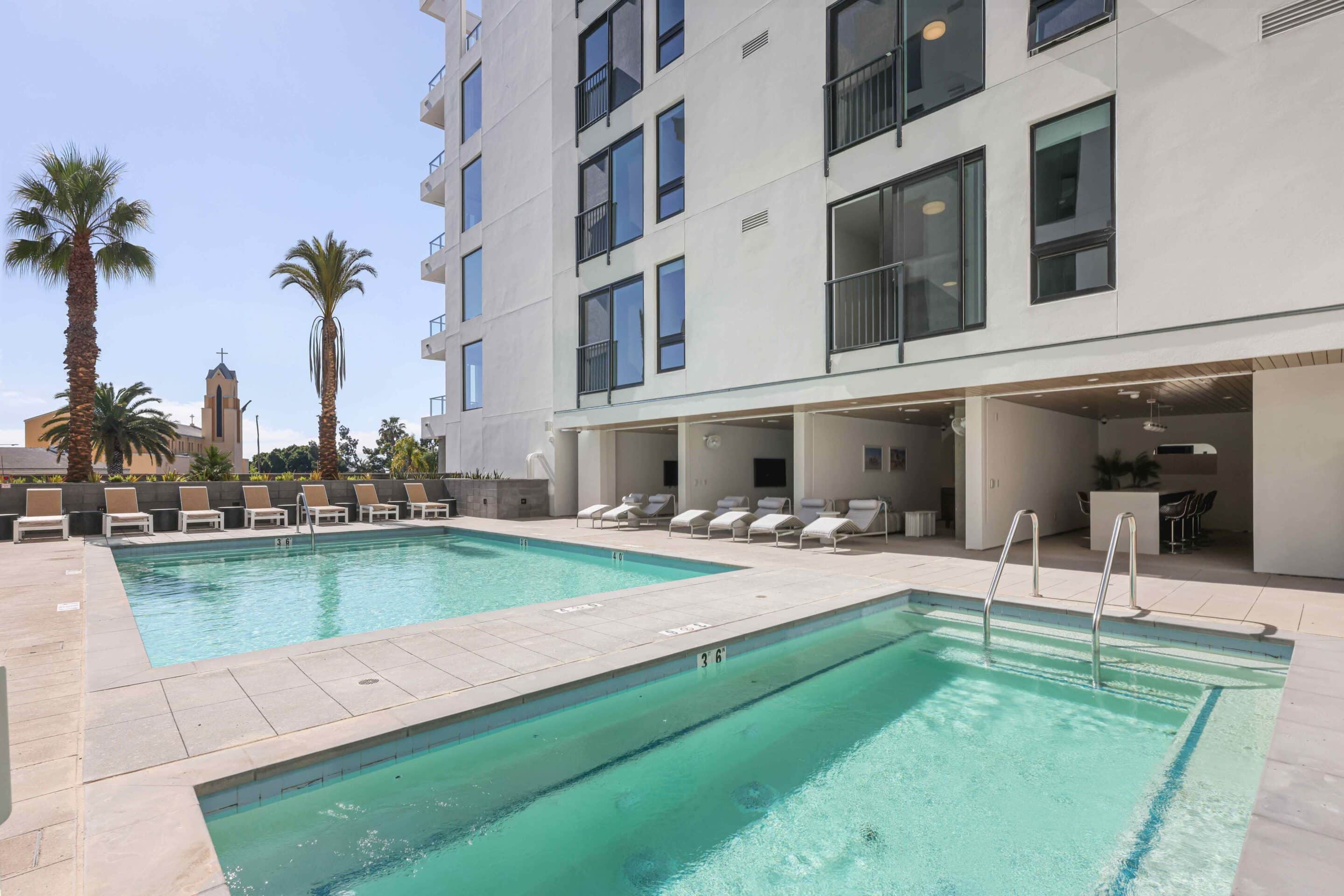 apartment with pool in university heights - the nash